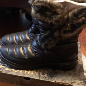 Women’s North face winter boots!!